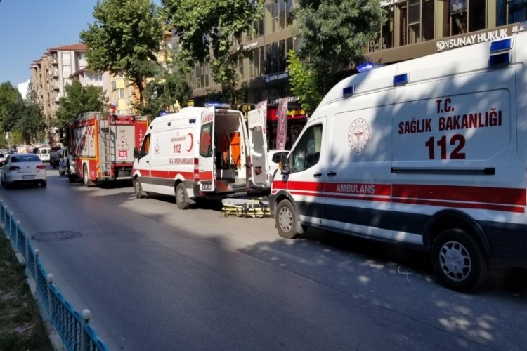 K&uuml;tahya'da d&uuml;kkana asans&ouml;r d&uuml;şt&uuml;! 2 kişi yaralandı