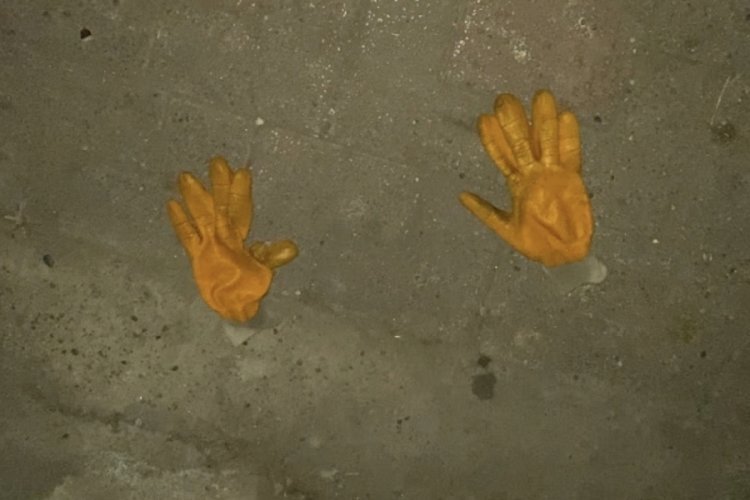 Diyarbakır'da depoya girmeye &ccedil;alışan kişinin d&uuml;ş&uuml;rd&uuml;ğ&uuml; eldivenleri delil oldu!