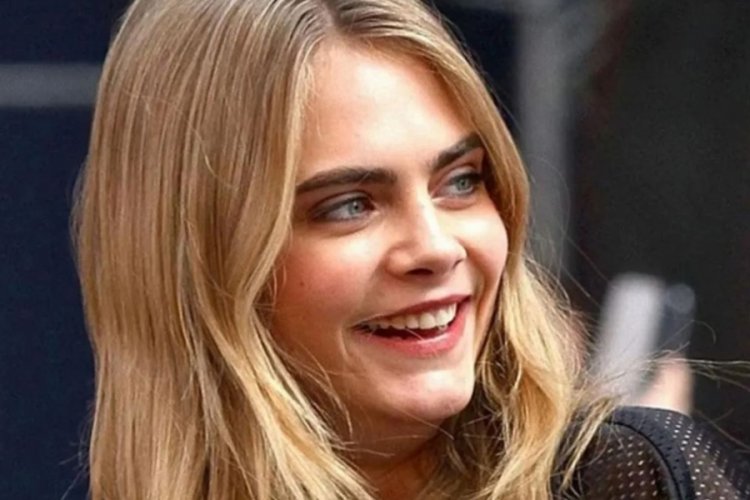 Cara Delevingne şaşırtmaya devam ediyor! &Ccedil;ıplak fotoğrafını satışa &ccedil;ıkardı