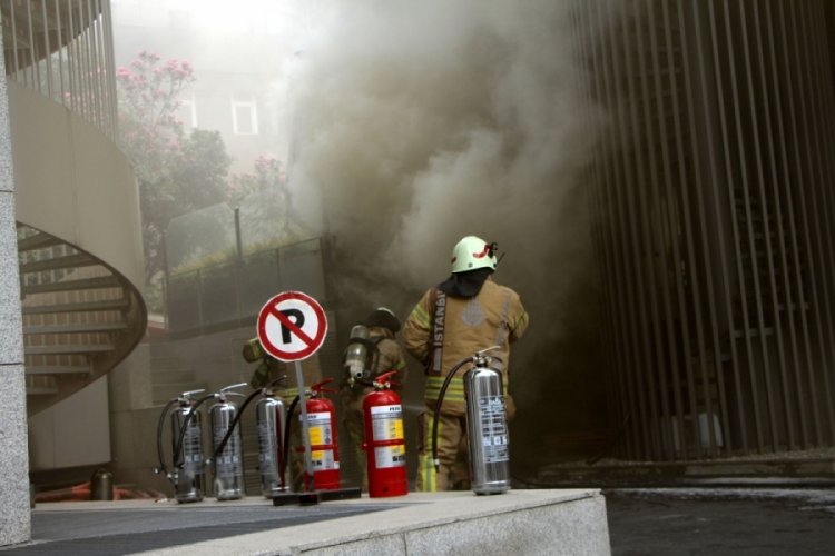 İstanbul'da jenerat&ouml;r odasında &ccedil;ıkan yangın panik yarattı