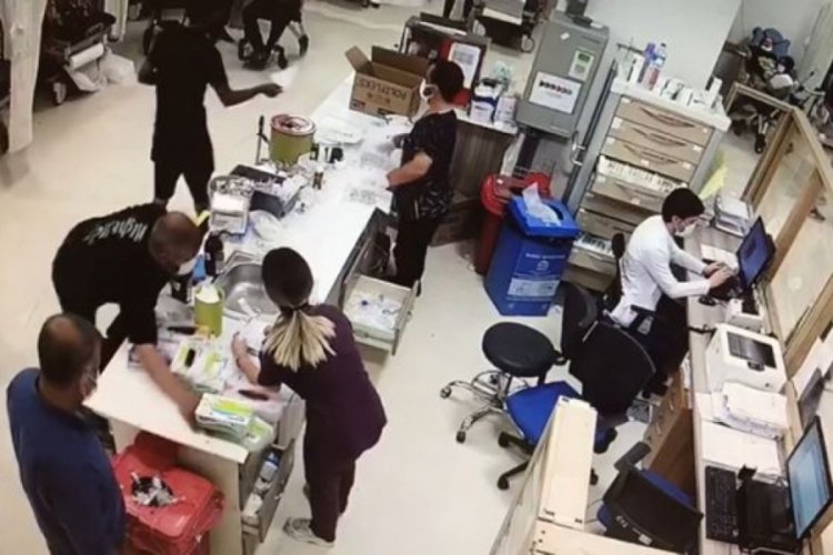 Kocaeli'de alkoll&uuml; olarak acil servise geldi, sağlık &ccedil;alışanlarının &uuml;zerine y&uuml;r&uuml;d&uuml;!