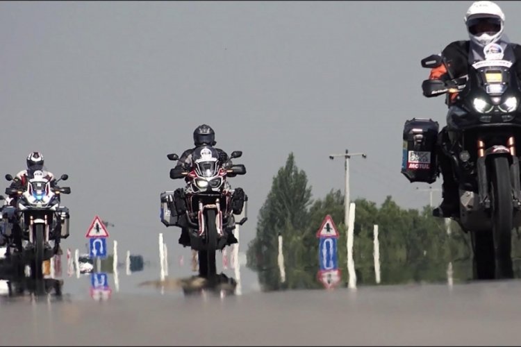 Fransız motorcular &uuml;lkeleri gezerek koronavir&uuml;s i&ccedil;in farkındalık yaratıyor