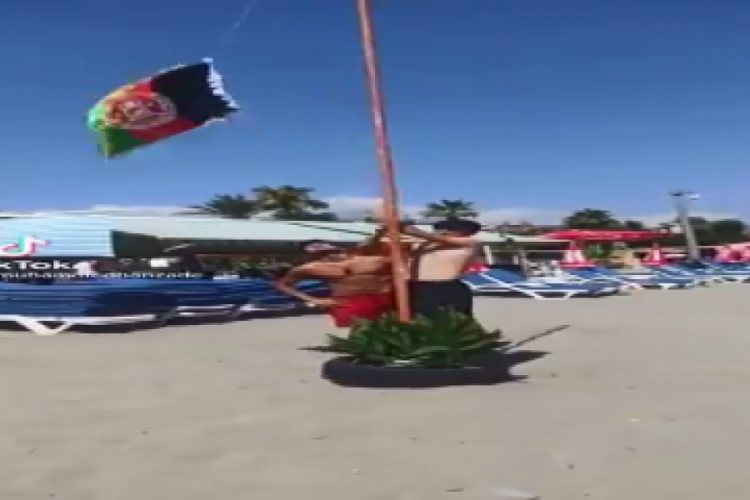 Antalya'da plaja Afganistan bayrağı &ccedil;ekildi!