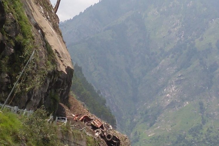 Hindistan'da toprak kayması: 2 &ouml;l&uuml;