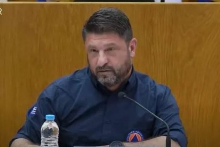 Yunanistan yangınlarıyla ilgili a&ccedil;ıklama yapan bakan ağlayarak &ouml;z&uuml;r diledi