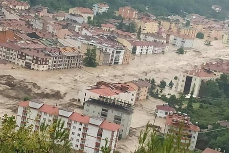 Karadeniz'den peş peşe sel haberleri geliyor! Ara&ccedil;lar sel sularında s&uuml;r&uuml;klendi