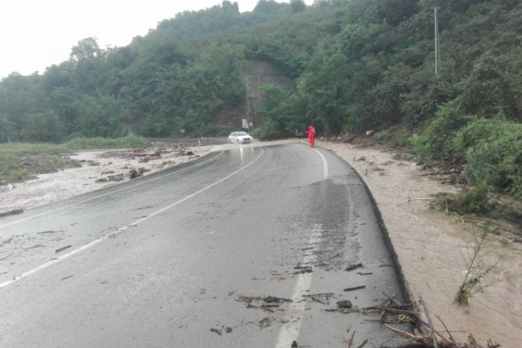 Ordu'da sağanak nedeniyle dere taştı, yol ulaşıma kapandı