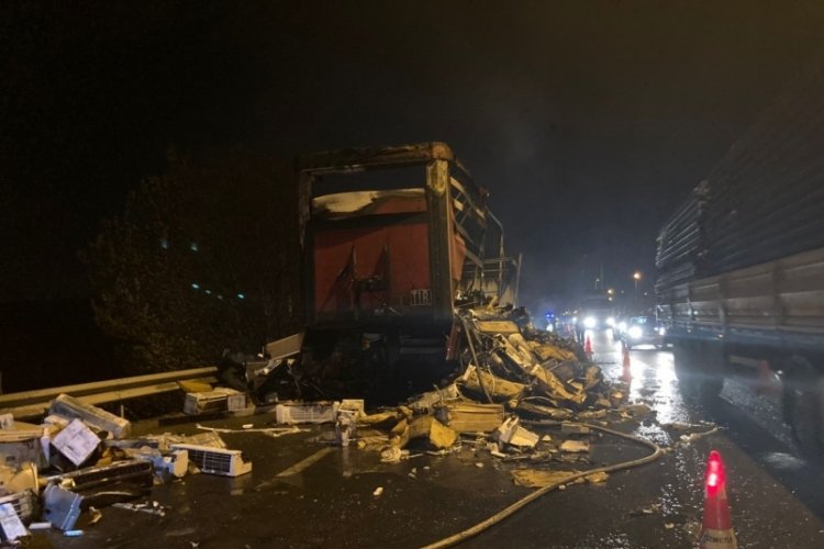 Balıkesir-Bursa yolunda tır alev aldı
