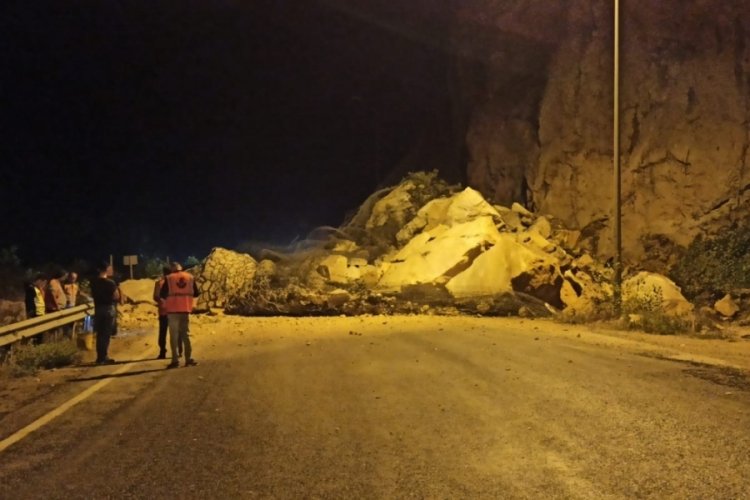 Heyelan nedeniyle dev kayalar yola d&uuml;şt&uuml;, il&ccedil;e yolu ulaşıma kapandı