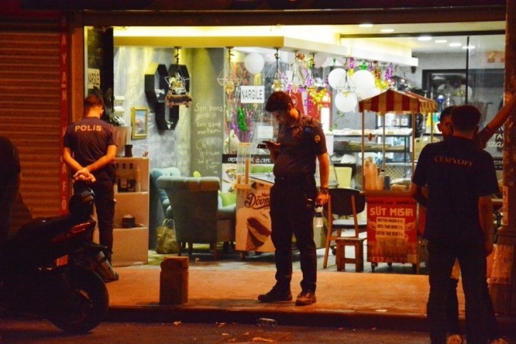 Kafede oturan 1'i kadın 2 kişiye silahlı saldırı