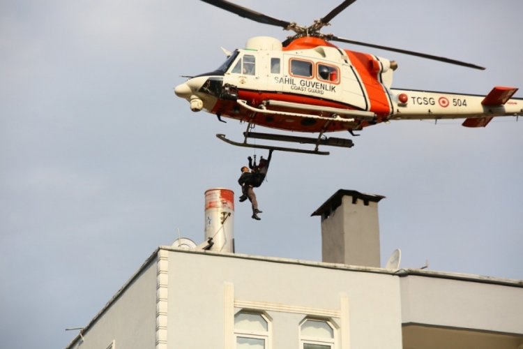 Kastamonu'da binalarında mahsur kalan vatandaşlar helikopterlerle kurtarılıyor