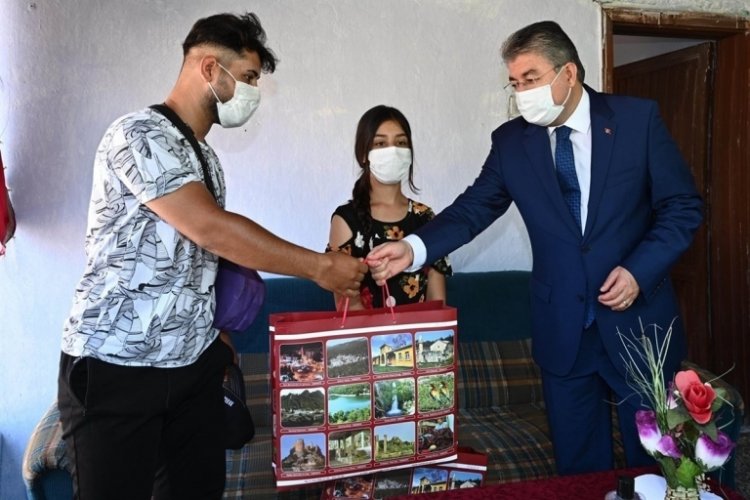 Osmaniye Valisi'nden &ouml;rnek davranış! Her hafta bir eve konuk oluyor