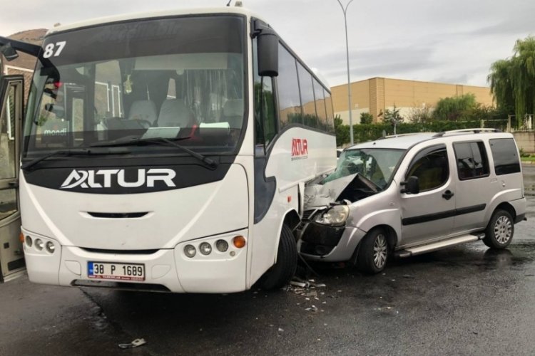 Kayseri'de kaza! İş&ccedil;i servisi ve ticari ara&ccedil; &ccedil;arpıştı