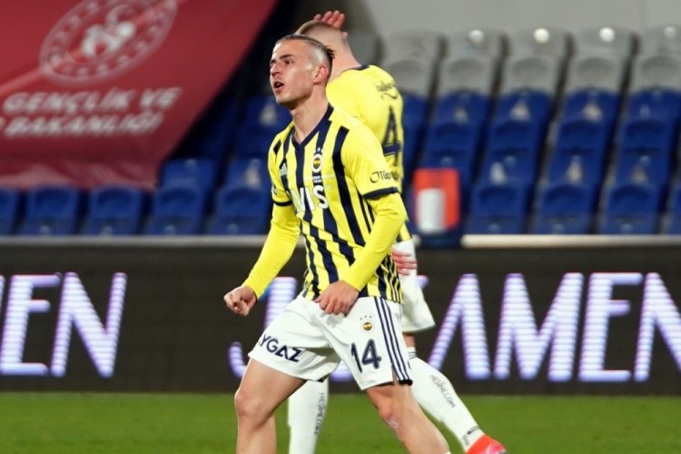 Fenerbah&ccedil;eli oyuncudan &uuml;zen haber: Omzu &ccedil;ıktı!