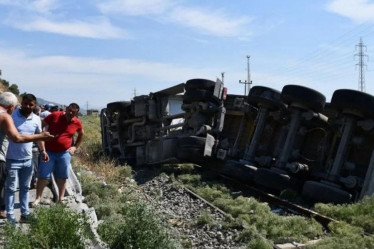 Aydın'da facianın eşiğinden d&ouml;n&uuml;ld&uuml;! Tır tren yoluna devrildi