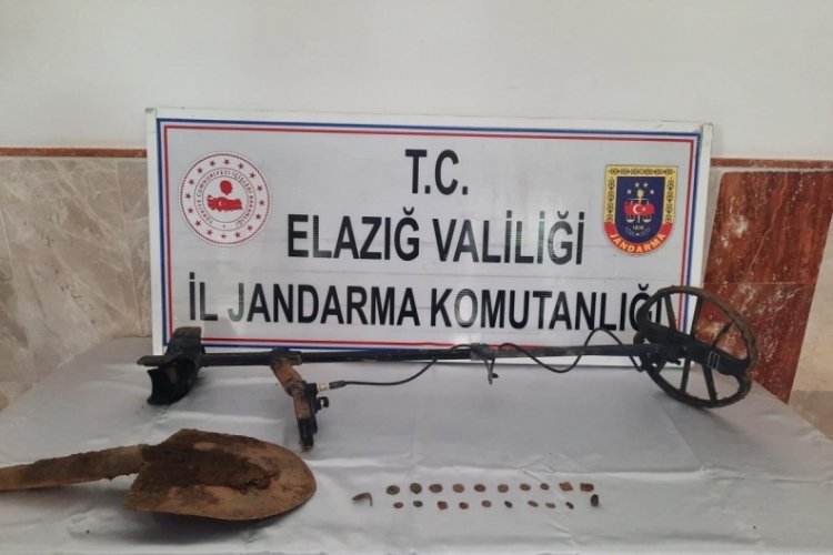 Ka&ccedil;ak kazı operasyonunda 20 sikke ile yakalandı!