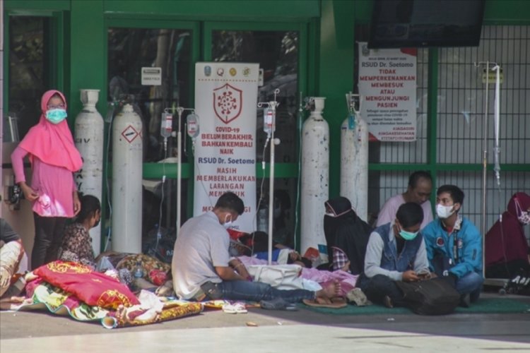 Endonezya'da Kovid-19 vakalarındaki artış, merkeze uzak b&ouml;lgelerde bakım hizmetlerinde sıkıntılara yol a&ccedil;ıyor