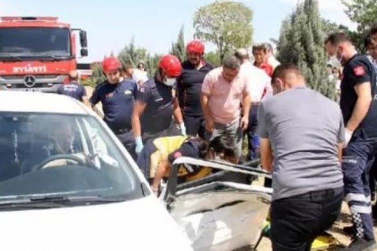 Manisa'da kaza! Yolcu otob&uuml;s&uuml; ve otomobil &ccedil;arpıştı
