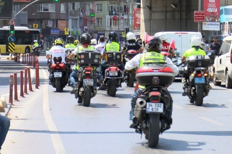 Motosikletliler kuryelerin sorunları i&ccedil;in konvoy oluşturdu