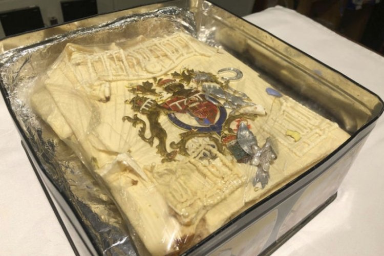 Diana ile Charles'ın d&uuml;ğ&uuml;n pastasından bir dilimi rekor fiyata satıldı
