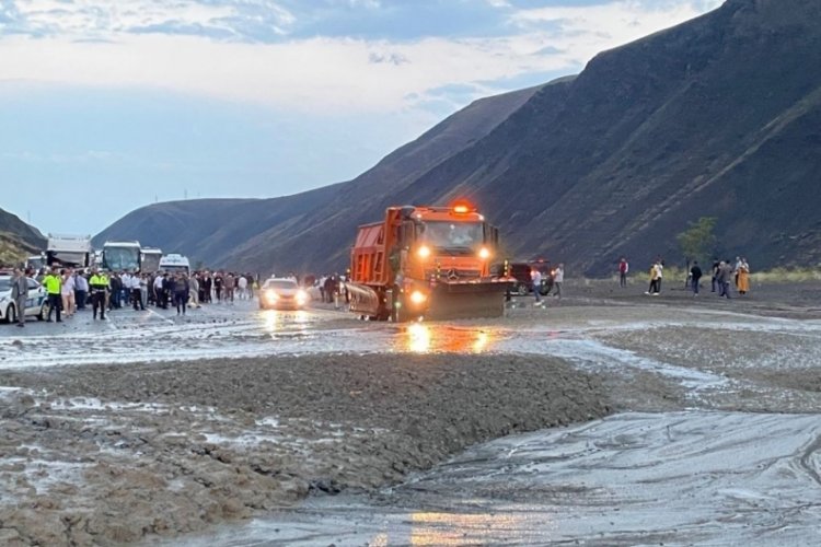 Erzincan- Sivas ve Erzincan- G&uuml;m&uuml;şhane kara yolu heyelan sebebiyle kapandı