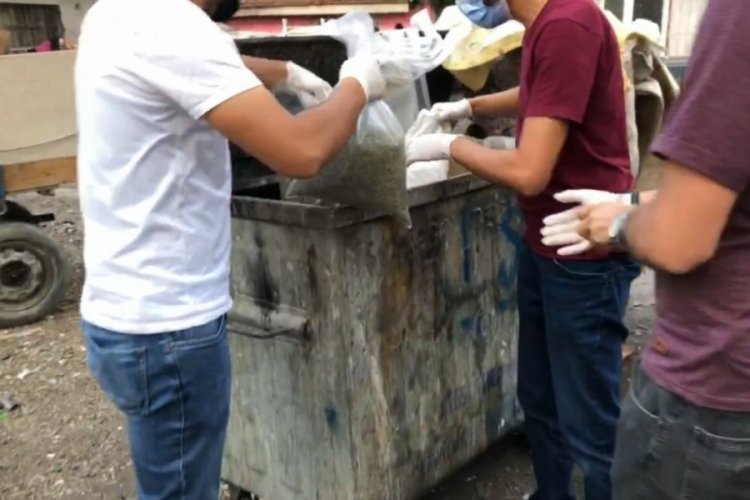 Bursa'da &ccedil;&ouml;p konteynerinden 28 kilogram uyuşturucu &ccedil;ıktı