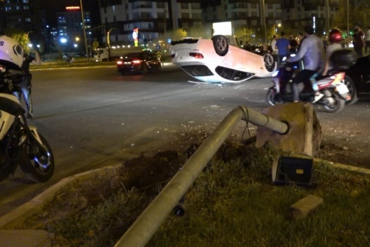 Takla atan otomobildeki 3 kişi yaralandı