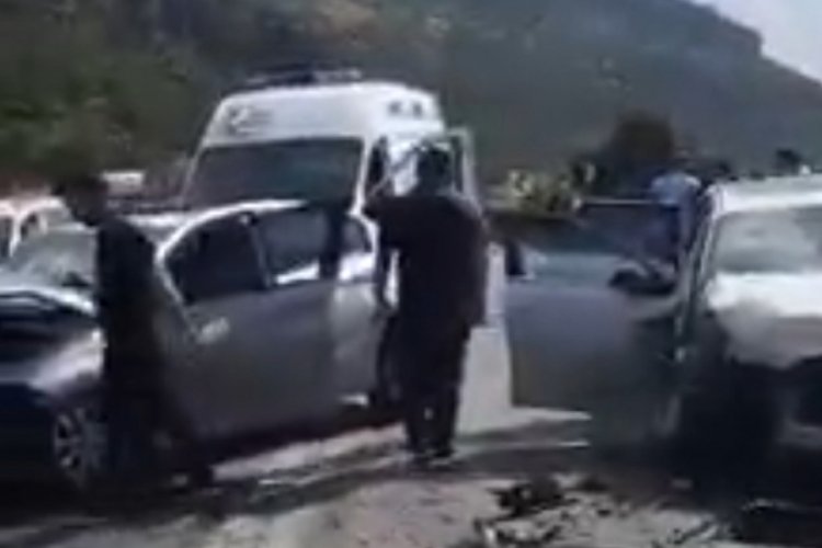 İki otomobil kafa kafaya &ccedil;arpıştı: 8 yaralı