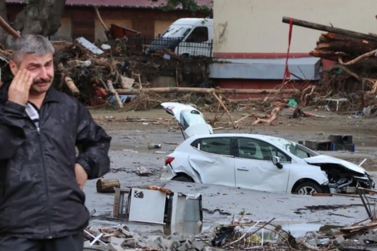 Karadeniz'de sel felaketi! Evler yıkıldı, bir&ccedil;ok b&ouml;lge sular altında