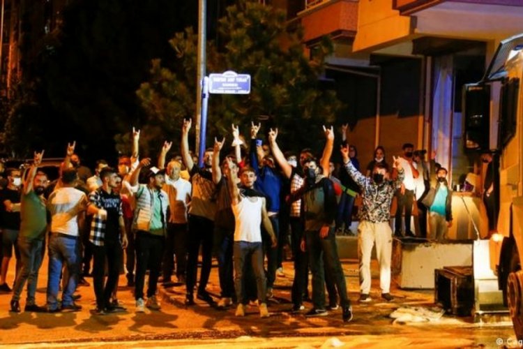 Altındağ'da y&uuml;ksek tansiyon! Evlerin camlarına tırmandılar