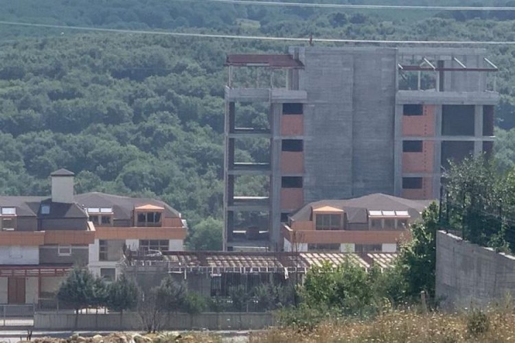 &Uuml;niversite kılıflı villa! Ka&ccedil;ak t&uuml;nel bulundu