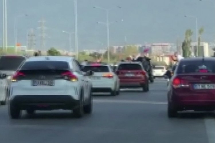 Bursa'da konvoydaki ara&ccedil;tan havai fişek attılar!