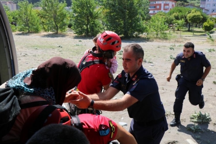 Kastamonu'da sel b&ouml;lgesinde mahsur kalan aile kurtarıldı