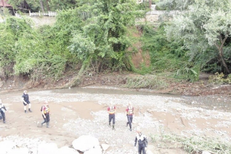 Bartın'da sele kapılarak kaybolan 85 yaşındaki kadını arama &ccedil;alışmaları s&uuml;r&uuml;yor