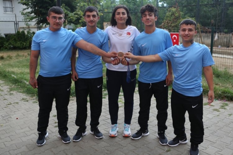 Bursa B&uuml;y&uuml;kşehir Belediyesporlu İlg&uuml;n'den Kaplıkaya &Ccedil;ocuk Destek Merkezi'ne ziyaret