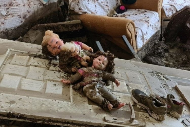 Bartın'da selde mahsur kalan aile duvarı kırarak kurtuldu