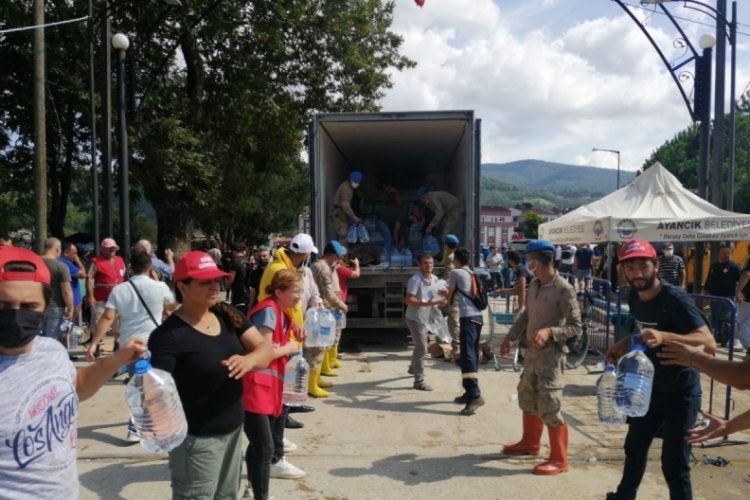 Sinop'ta sel b&ouml;lgesinde insan zinciri!