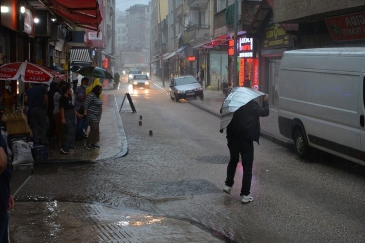 Ordu Fatsa'da bir&ccedil;ok iş yerini su bastı
