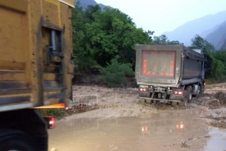 Artvin'de sağanak: Dereler taştı, yollar &ccedil;amur oldu