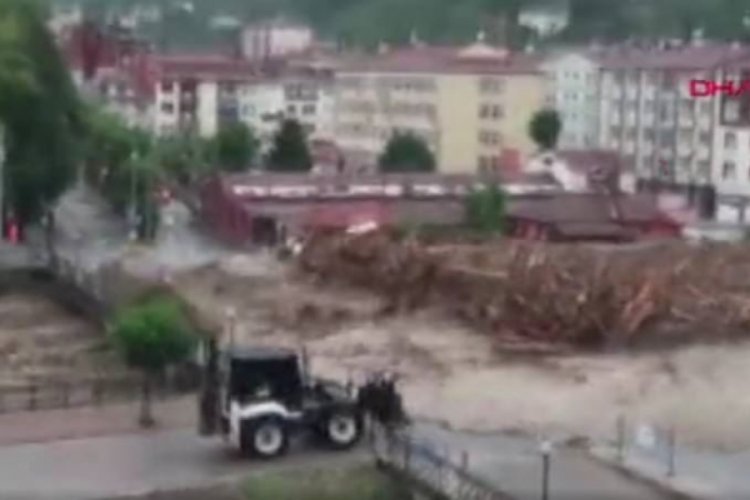 Kastamonu'da selin geliş anı g&ouml;r&uuml;nt&uuml;lendi