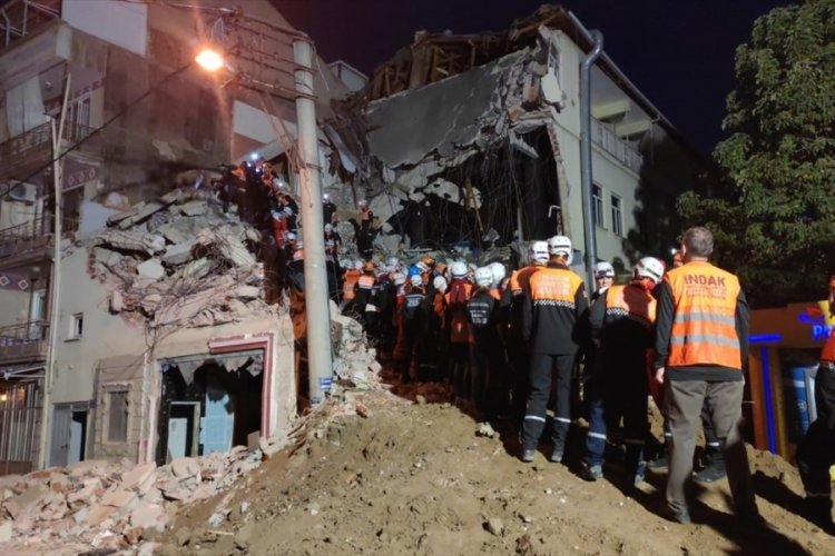 Bursa'da bina kontroll&uuml; yıkıldı, arama kurtarma &ccedil;alışması yapıldı