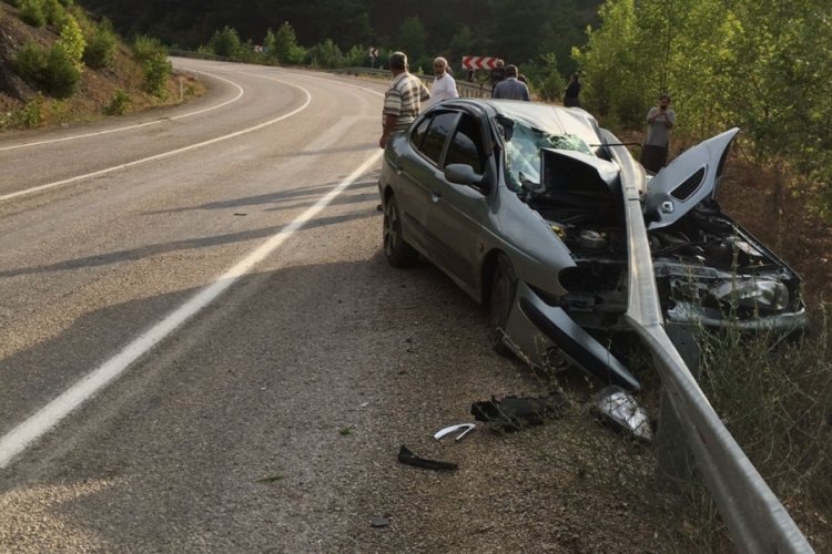 Kaygan yolda kaza yapan s&uuml;r&uuml;c&uuml; yaralandı
