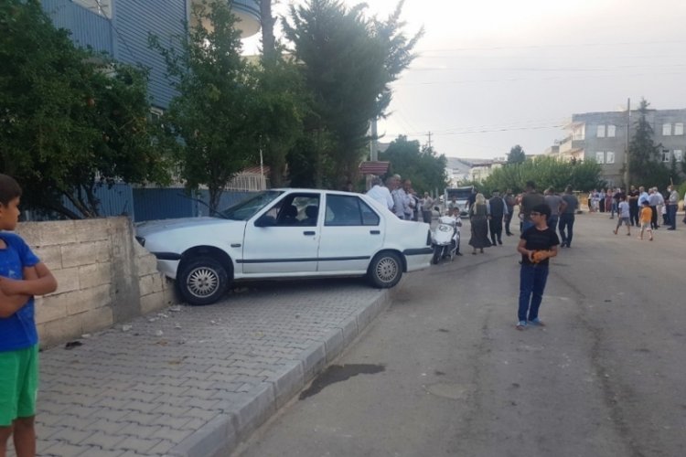 Kaldırımdaki 4 kişiye &ccedil;arptı, aracı bırakıp ka&ccedil;tı