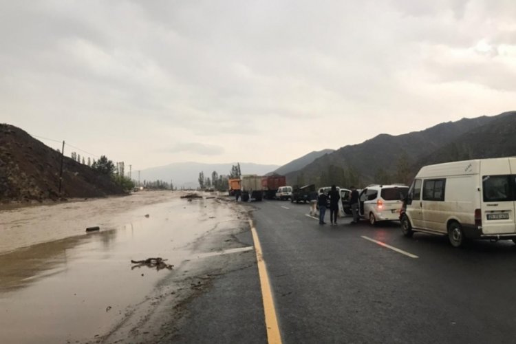 Oltu-Erzurum karayolu yağış nedeniyle ulaşıma kapandı