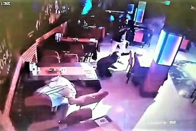 Eğlenmeye gittiği gazinoda kız arkadaşıyla karşılaşınca gazinoyu taradı!