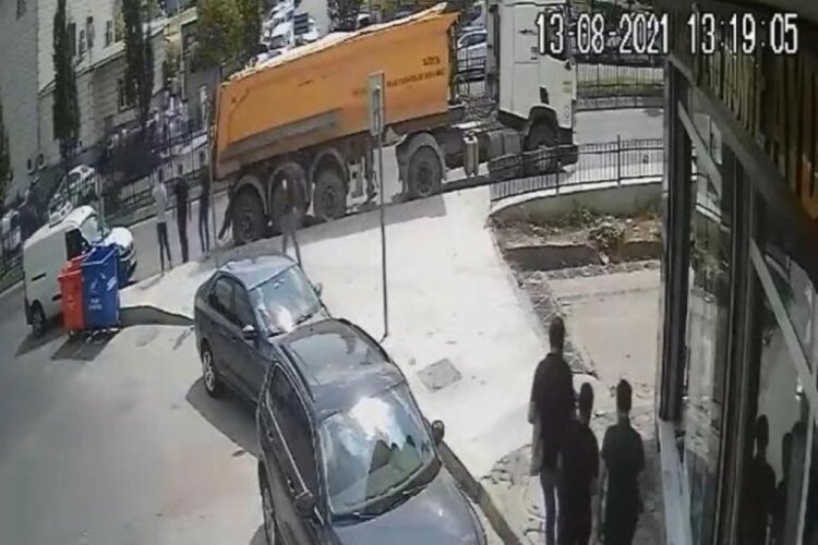 Metrelerce s&uuml;r&uuml;klendi, aracın altında sıkıştı