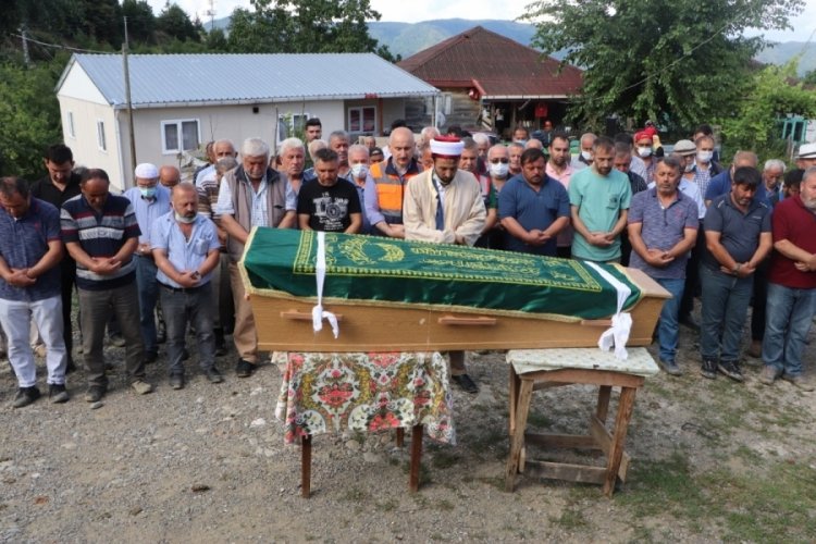 Bakan Karaismailoğlu, selde hayatını kaybeden vatandaşın cenazesine katıldı
