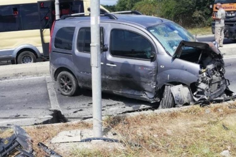 İstanbul'da feci kaza! Yolcu minib&uuml;s&uuml; ile hafif ticari ara&ccedil; &ccedil;arpıştı