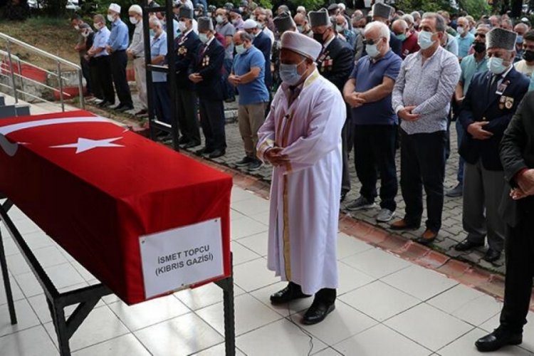 Kıbrıs gazisi İsmet Top&ccedil;u toprağa verildi