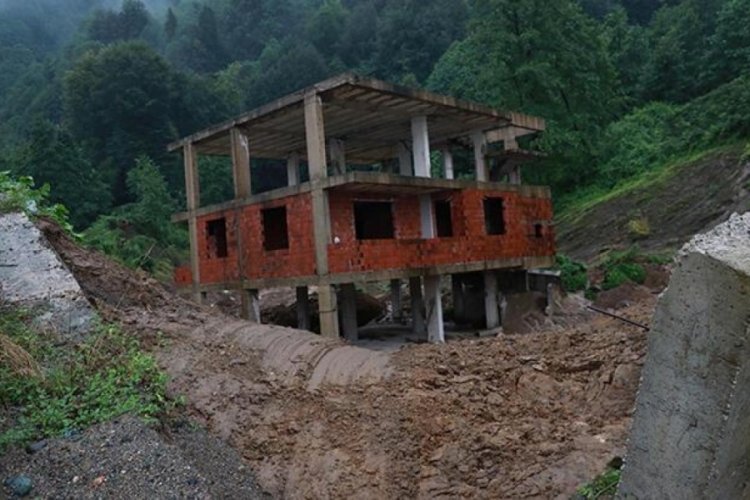 Rize'de inşaat sahibi Kara: Balkondan baktığımızda ev yoktu